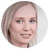 Annie souriante lors d'un témoignage sur le service de création de contenu web.